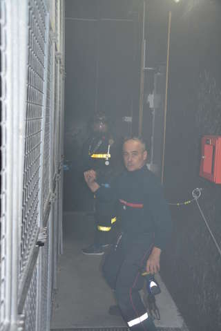 Entrée d'une étudiante en tenue de feu dans le parcours ARI