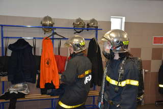 Deux étudiantes en tenues de feu dans un vestiaire