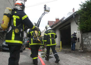 Un incendie et des apeurs-pompiers